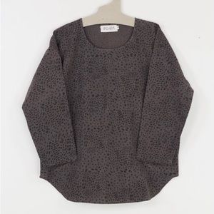 Po-em grey long sleeve everyday top in spotted block print with pockets size xs